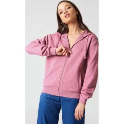 NA-KD Basic Bluza basic z kapturem - Pink. Różowe bluzy damskie marki NA-KD Basic, bez wzorów, bez rękawów, z kapturem. W wyprzedaży za 40,38 zł.