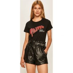Guess Jeans - T-shirt. Czarne bluzki damskie Guess Jeans, s, z aplikacjami, z bawełny, casualowe, z okrągłym kołnierzem. W wyprzedaży za 179,90 zł.