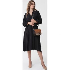 Czarna Sukienka Hayes. Czarne sukienki damskie Born2be, s, w paski, z tkaniny, eleganckie, z falbankami, z długim rękawem, długie, midi, rozkloszowane. Za 209,99 zł.