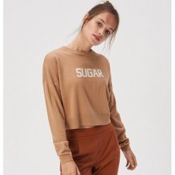 Krótki sweter z hasłem - Kremowy. Białe swetry damskie Sinsay, s, bez wzorów, z krótkim rękawem, krótkie, bez kaptura. Za 49,99 zł.