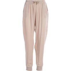 Khaki Spodnie Emphasise. Brązowe spodnie damskie Multu, xl, bez wzorów, z tkaniny. Za 29,99 zł.