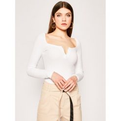 Bluzka Guess Kali W0GP57 K86Z0. Białe bluzki damskie Guess, m, z aplikacjami, z elastanu, bez kołnierzyka, bez rękawów. W wyprzedaży za 199,00 zł.