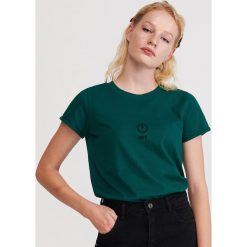 T-shirt z nadrukiem - Khaki. Brązowe t-shirty damskie Reserved, s, z nadrukiem, bez kołnierzyka. Za 39,99 zł.