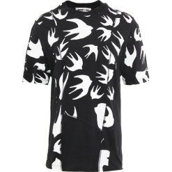 McQ Alexander McQueen CUT UP TEE Tshirt z nadrukiem darkest black. Czarne koszulki męskie marki McQ Alexander McQueen, m, z nadrukiem, z bawełny, bez kołnierzyka. Za 689,00 zł.