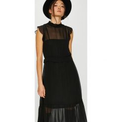 Vero Moda - Sukienka. Czarne sukienki damskie Vero Moda, na co dzień, s, bez wzorów, z poliesteru, casualowe, z okrągłym kołnierzem, bez rękawów, midi, proste. W wyprzedaży za 119,90 zł.