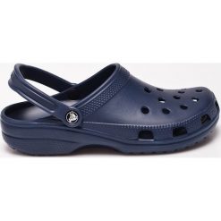 Crocs - Klapki. Niebieskie kapcie męskie Crocs, bez wzorów, z materiału. Za 179,90 zł.