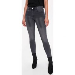 SPODNIE JEANSOWE RURKI. Szare rurki damskie marki Top Secret, na zimę, z jeansu. W wyprzedaży za 59,99 zł.