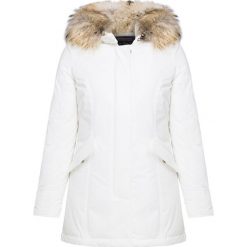 Kurtka WOOLRICH LUXURY ARCTIC Biały. Białe kurtki damskie marki Woolrich, z puchu. Za 2408,00 zł.