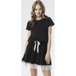 Czarna Sukienka Aigalopei. Czarne sukienki damskie Born2be, xl, bez wzorów, z dzianiny, sportowe, z okrągłym kołnierzem, z krótkim rękawem, krótkie, mini, sportowe. Za 69,99 zł.