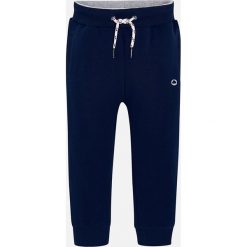 Mayoral - Spodnie dziecięce 92-134 cm. Niebieskie spodnie chłopięce Mayoral, bez wzorów, z elastanu, sportowe. W wyprzedaży za 47,90 zł.