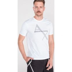 Armani Exchange Koszulka Biały. Białe podkoszulki męskie Armani Exchange, l, z nadrukiem, z bawełny, bez kołnierzyka. Za 264,95 zł.