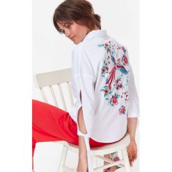 KOSZULA DŁUGI RĘKAW DAMSKA, BUTTON-DOWN, LUŹNA, Z HAFTEM NA PLECACH. Białe koszule wiązane damskie marki Top Secret, na lato, z haftami, z bawełny, eleganckie, z dekoltem na plecach, z długim rękawem. W wyprzedaży za 39,99 zł.