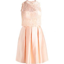 Laona Sukienka koktajlowa soft pink. Różowe sukienki damskie marki Laona, bez wzorów, z poliesteru, wizytowe, bez kołnierzyka, bez rękawów. W wyprzedaży za 460,85 zł.