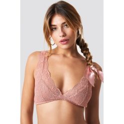 NA-KD Lingerie Koronkowy biustonosz - Pink. Różowe biustonosze bardotka NA-KD Lingerie, z haftami, z koronki. Za 80,95 zł.
