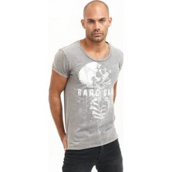 T-shirt w kolorze jasnoszarym. Szare t-shirty męskie True Prodigy, m, z nadrukiem, z bawełny, z okrągłym kołnierzem. W wyprzedaży za 59,95 zł.