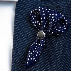 Granatowa wpinka do butonierki w plamki W58. Białe marynarki męskie Modini Moda Męska, m, bez wzorów, casualowe. Za 26,10 zł.