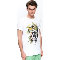 T-SHIRT Z NADRUKIEM. Białe t-shirty męskie Top Secret, na zimę, m, z nadrukiem, z bawełny, z okrągłym kołnierzem, krótkie. W wyprzedaży za 14,99 zł.