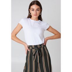 NA-KD Basic T-shirt z surowym wykończeniem - White. Różowe t-shirty damskie marki NA-KD Basic, z bawełny. Za 52,95 zł.