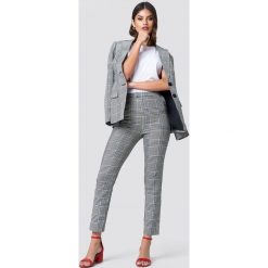 NA-KD Classic Spodnie garsonkowe z wysokim stanem w kratę - Grey,Multicolor. Szare spodnie damskie NA-KD Classic, z lyocellu, z podwyższonym stanem. Za 202,95 zł.