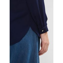 Bluzki asymetryczne: Cortefiel VNECK BLOUSE WITH EYELETS DETAIL Bluzka marine blue