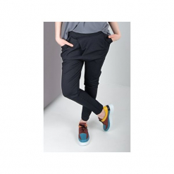 Spodnie damskie MIA PANTS SPORT. Czarne spodnie damskie marki MeMola, s, z bawełny, z obniżonym stanem. Za 233,10 zł.