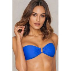 Stroje dwuczęściowe damskie: NA-KD Swimwear Góra od bikini bez ramiączek z metalową sprzączką – Blue