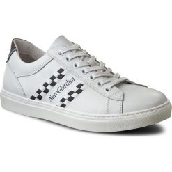 Sneakersy NERO GIARDINI - P704930U Bianco/Blu 707. Białe półbuty męskie Nero Giardini, na co dzień, bez wzorów, ze skóry, eleganckie, bez zapięcia. W wyprzedaży za 289,00 zł.