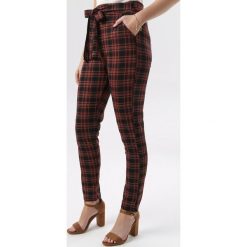 Czarno-Czerwone Spodnie Nedamea. Czarne spodnie materiałowe damskie Born2be, xl, bez wzorów, z tkaniny. W wyprzedaży za 44,99 zł.