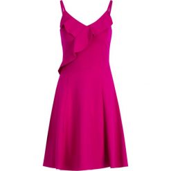 Sukienka koktajlowa DKNY DD9E1496. Różowe sukienki damskie DKNY, bez wzorów, z elastanu, wizytowe, bez kołnierzyka, bez rękawów. W wyprzedaży za 299,00 zł.