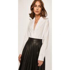 Answear - Koszula. Białe bluzki damskie ANSWEAR, na co dzień, s, bez wzorów, z elastanu, eleganckie, bez kołnierzyka, z długim rękawem. W wyprzedaży za 99,90 zł.