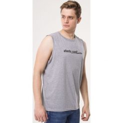Jasnoszara Koszulka Artisan. Szare podkoszulki męskie Born2be, xl, z nadrukiem, z dzianiny, z okrągłym kołnierzem, bez rękawów. Za 29,99 zł.