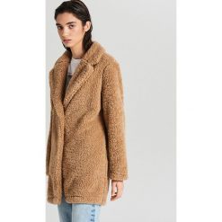 Płaszcz z miękkiego eko futra - Brązowy. Pomarańczowe płaszcze damskie Cropp, xl, bez wzorów. Za 159,99 zł.