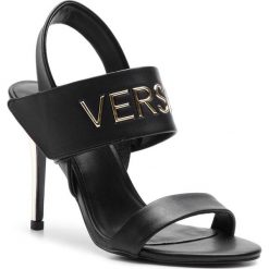 Sandały VERSACE JEANS - EOVTBS17 70966 899. Czarne klapki damskie Versace Jeans, bez wzorów, z jeansu, bez obcasa, na obcasie. W wyprzedaży za 619,00 zł.