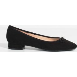 Parfois - Baleriny. Czarne baleriny damskie marki Parfois, bez wzorów, z poliesteru, bez obcasa. W wyprzedaży za 59,90 zł.
