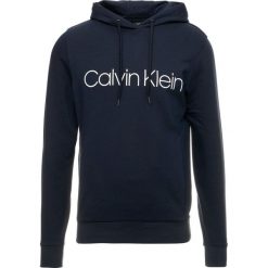 Calvin Klein KAMS HOODY Bluza z kapturem blue. Szare bluzy męskie rozpinane marki Calvin Klein Jeans, l, z nadrukiem, z bawełny, z kapturem. Za 449,00 zł.