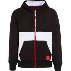 Jordan JACKET FULL FRONT ZIPPER Kurtka sportowa black. Czarne kurtki chłopięce marki Jordan, z elastanu. W wyprzedaży za 220,35 zł.