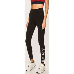 Dkny - Legginsy. Czarne spodnie damskie DKNY, s, z nadrukiem, z elastanu. W wyprzedaży za 199,90 zł.