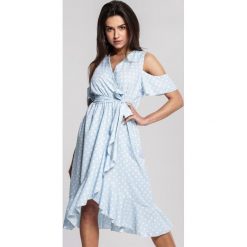 Jasnoniebieska Sukienka Breezes. Niebieskie sukienki damskie Renee, s, bez wzorów, bez kołnierzyka, bez rękawów, midi, asymetryczne. Za 109,99 zł.
