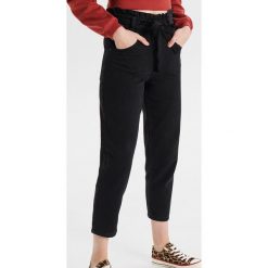 Jeansy paperbag - Czarny. Czarne jeansy damskie Cropp. Za 89,99 zł.