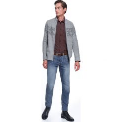Gruby kardigan ze strukturalną wstawką. Szare swetry męskie Top Secret, na zimę, xl, bez wzorów, z dzianiny, klasyczne. W wyprzedaży za 109,99 zł.