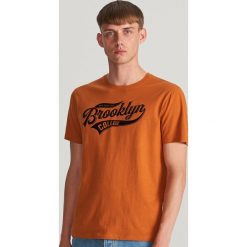 T-shirt z błyszczącym nadrukiem - Brązowy. Pomarańczowe t-shirty damskie Reserved, s, z nadrukiem. W wyprzedaży za 19,99 zł.