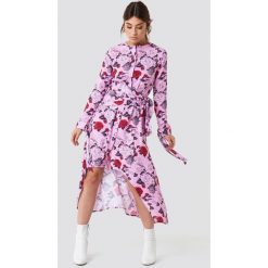NA-KD Trend Asymetryczna sukienka z wiązaniem - Pink,Multicolor. Różowe sukienki damskie marki NA-KD Trend, bez wzorów, z poliesteru, z asymetrycznym kołnierzem, z długim rękawem, długie, maxi, asymetryczne. W wyprzedaży za 81,18 zł.