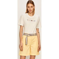 Tommy Jeans - T-shirt. Białe bluzki damskie Tommy Jeans, s, z nadrukiem, z bawełny, casualowe, z okrągłym kołnierzem. W wyprzedaży za 139,90 zł.