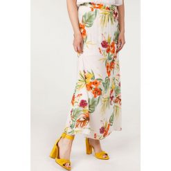 Spódnica w kwiaty - 174-3077 BEIGE. Brązowe spódniczki damskie Unisono, s, z nadrukiem, z elastanu, eleganckie, krótkie, mini. Za 55,00 zł.