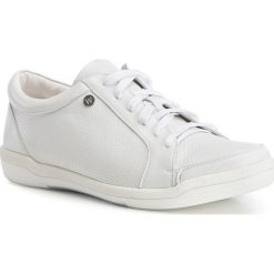 Buty damskie. Białe półbuty damskie Wittchen, na co dzień, bez wzorów, ze skóry, casualowe, bez obcasa, bez zapięcia. W wyprzedaży za 249,90 zł.
