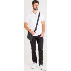 TORBA Armani Exchange. Czarne torby męskie skórzane Armani Exchange, z aplikacjami, z tkaniny, na ramię, małe. Za 295,20 zł.