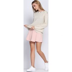 Jasnobeżowy Sweter Will It Burst. Szare swetry klasyczne damskie marki Born2be, uniwersalny, z dekoltem w łódkę. Za 29,99 zł.