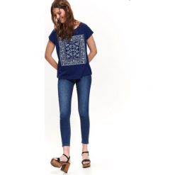 T-SHIRT KRÓTKI RĘKAW DAMSKI Z NADRUKIEM. Niebieskie t-shirty damskie Top Secret, z nadrukiem, z bawełny, bez kołnierzyka. Za 39,99 zł.