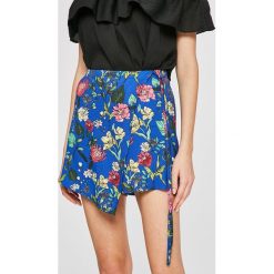 Answear - Szorty City Jungle. Szare szorty damskie marki ANSWEAR, z poliesteru, casualowe. W wyprzedaży za 49,90 zł.