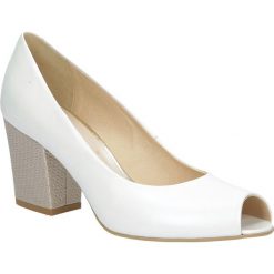 Kremowe czółenka skórzane peep toe na szerokim ozdobnym obcasie casu cas001. Białe czółenka damskie Casu, bez wzorów, z otwartym noskiem, bez obcasa. Za 299,99 zł.